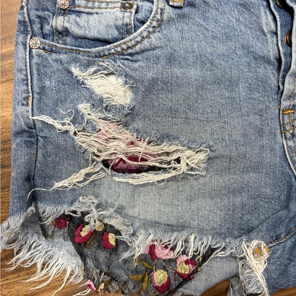 We The Free, denim shorts, distressed, mesh, floral mesh appliqué, size 29 - Picture 4 of 7